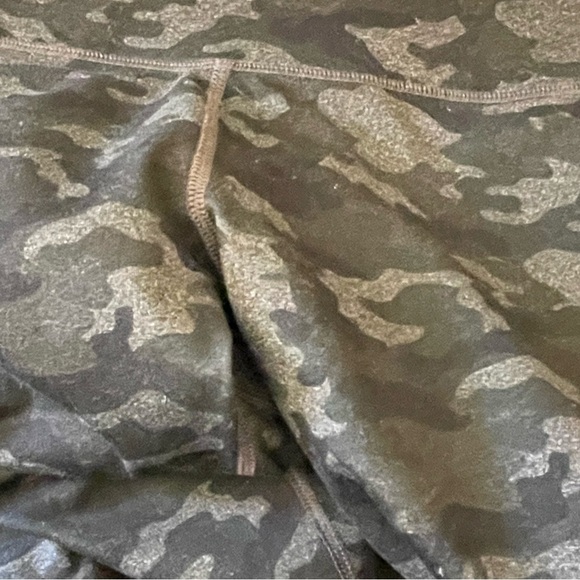Women’s Fabletics mid rise camouflage print leggings Size Small - Picture 4 of 4